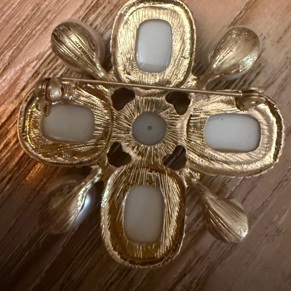 Elegant Gold and Pearl Brooch 2 inch - Picture 3 of 3